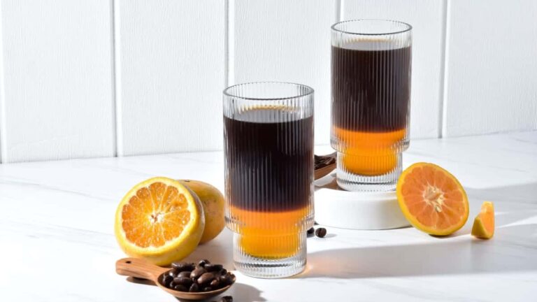 É por isso que as pessoas estão colocando suco de laranja no café – LifeSavvy